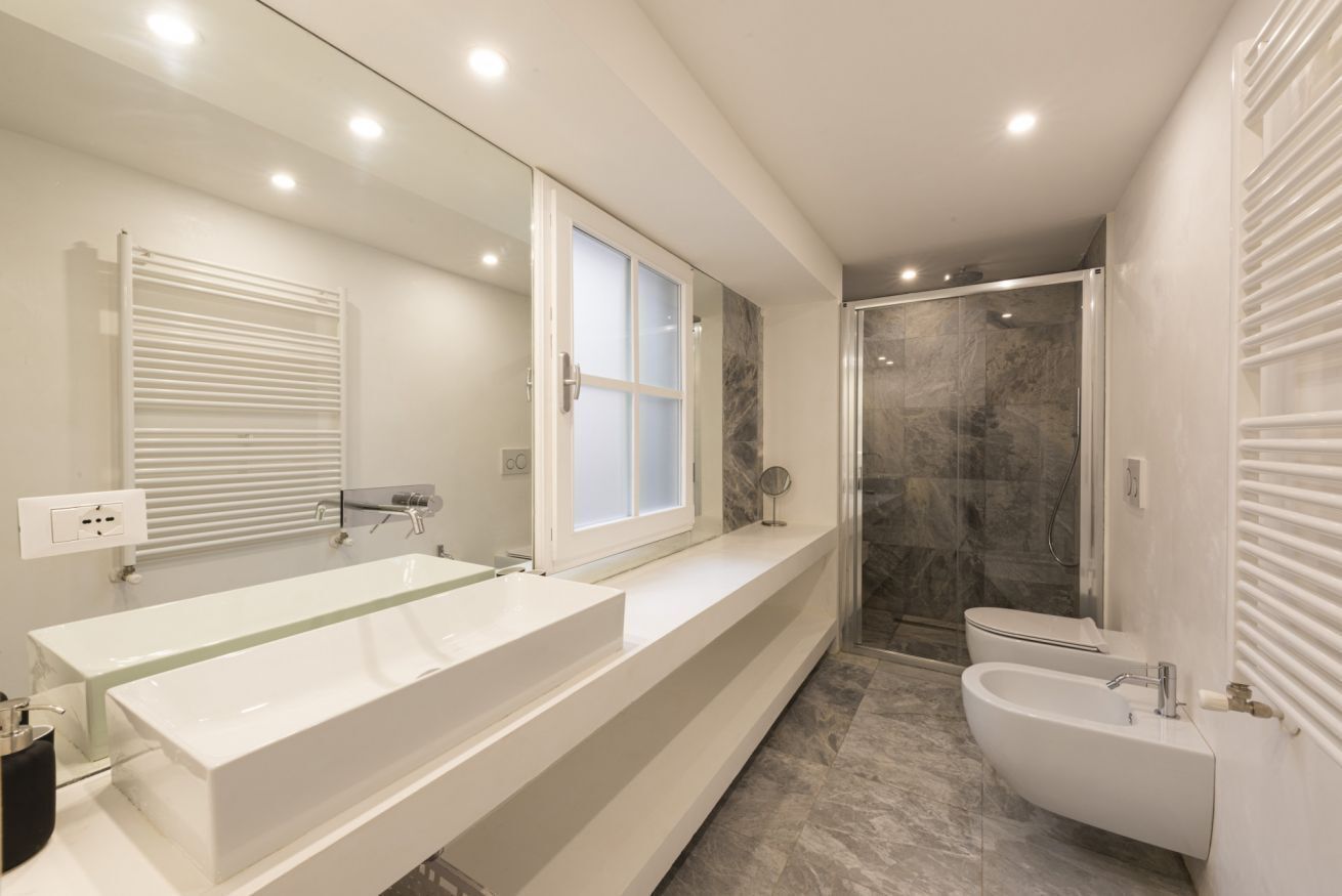 Ducha, secador de pelo, bidet, toallas