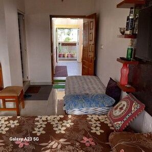 1 bedroom, desk, iron/ironing board, free WiFi - Ideal Cool Calm Room  for Couples & Individuals with kitchenette (Mysore)