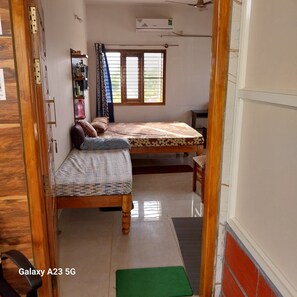 1 chambre, bureau, fer et planche à repasser, Wi-Fi gratuit