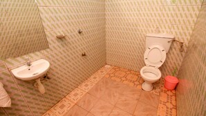Shower, free toiletries, towels - Rochester Guest House (Jinja)