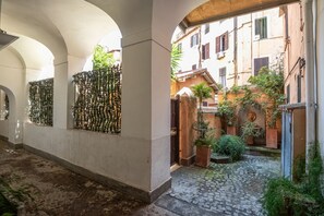 Unclassified image, 2 of 27, button