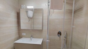 Dusche, Haartrockner, Bidet, Handtücher