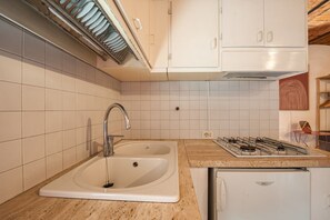 Kühlschrank, Mikrowelle, Herdplatte, Wasserkocher mit Kaffee-/Teezubehör