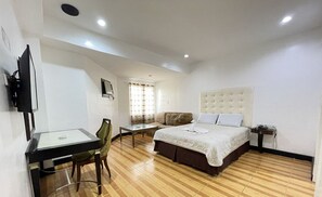 Deluxe Double Room | Desk, laptop workspace, free WiFi - Town and Country Hotel - V. Mapa (Manila)