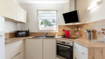 Een koelkast, een magnetron, een oven, een vaatwasser