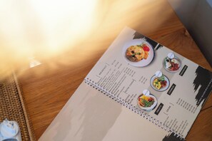 Un menu proposant différents choix de petits-déjeuners et leurs prix respectifs.