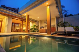 Fachada de la propiedad por la tarde o noche