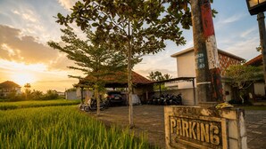 Free self parking, free valet parking - Arta Private Villa (Ubud)