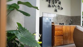 Frigobar, micro-ondas (mediante solicitação), cooktop, chaleira elétrica