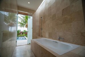 Luxury-Villa | Badezimmer | Haartrockner, Bademäntel, Hausschuhe, Handtücher