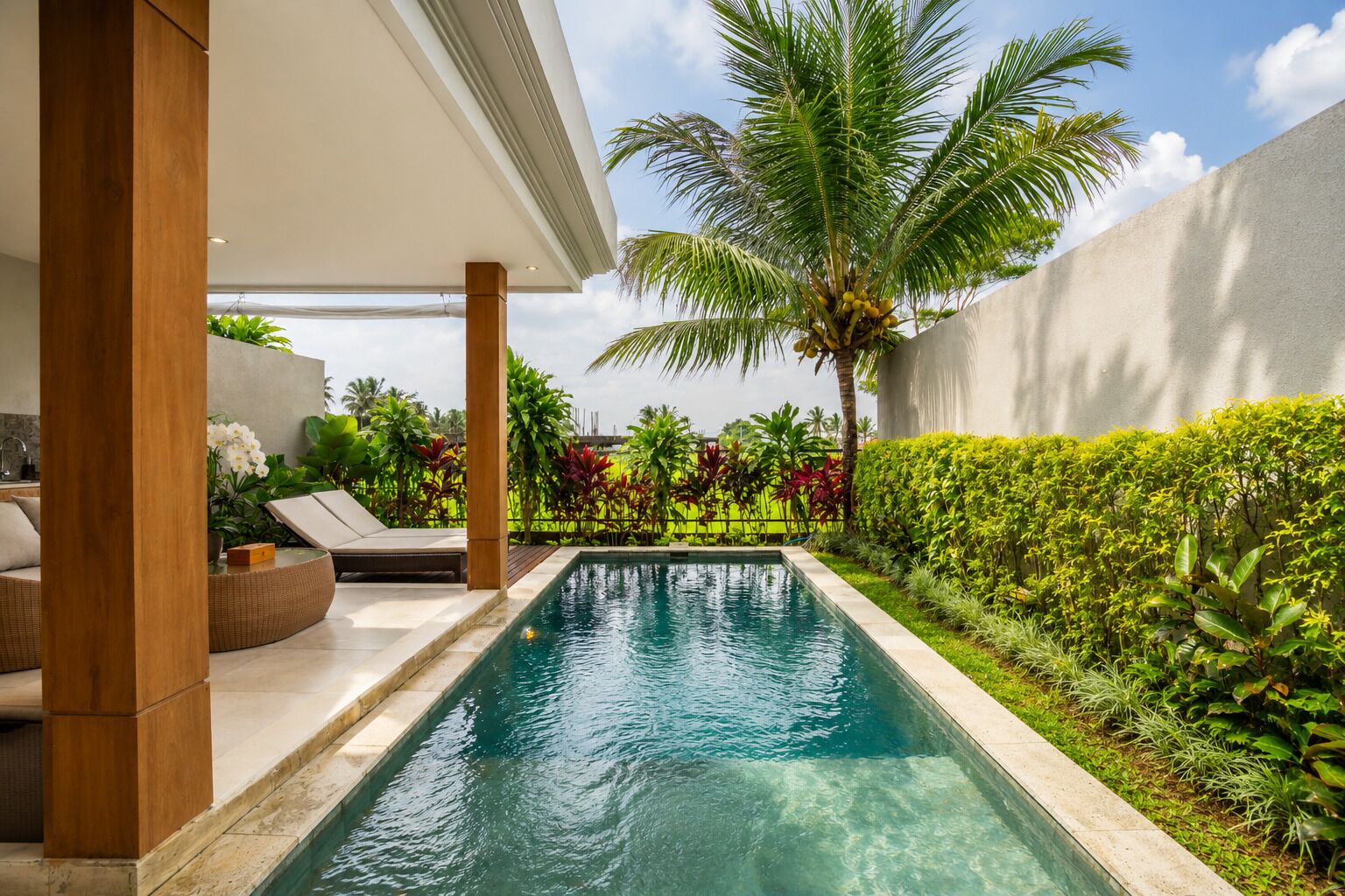 Una piscina al aire libre