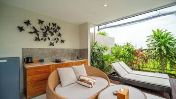 Frigobar, micro-ondas (mediante solicitação), cooktop, chaleira elétrica