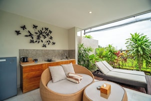 Frigobar, microondas, placa de cocina, tetera/pava eléctrica