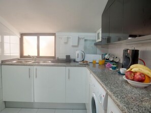 Refrigerador, microondas, horno y utensilios de cocina