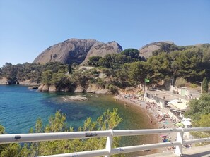 Beach nearby, sun-loungers - A haven of peace between sea and hills (Ceyreste)