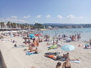 Plage à proximité, chaises longues