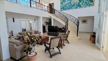 Villa, para fumadores | 7 habitaciones