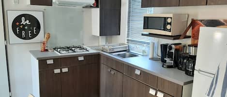 Réfrigérateur, micro-ondes, plaque de cuisson, cafetière/bouilloire