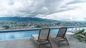 Piscina all'aperto, una piscina riscaldata