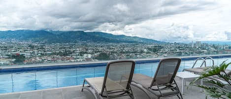 Una piscina al aire libre, una piscina climatizada