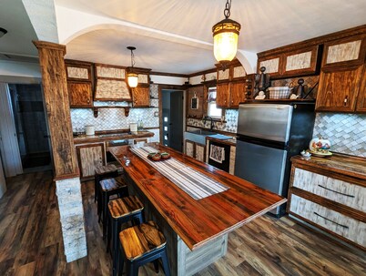 Enjoy relaxing comfort in this uniquely designed home - 5min from Frontier Park