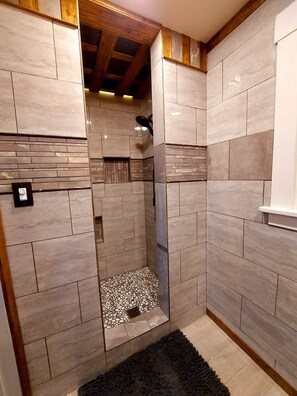 Shower, hair dryer, towels, soap - Enjoy relaxing comfort in this uniquely designed home - 5min from Frontier Park (Cheyenne)