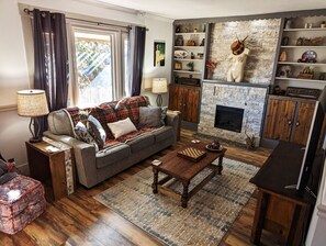 Smart TV, books, computer monitors - Enjoy relaxing comfort in this uniquely designed home - 5min from Frontier Park (Cheyenne)