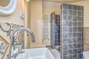 Departamento familiar, varias camas (Beach Apartment Kostrena 2) | Baño | Regadera, toallas, jabón, shampoo 