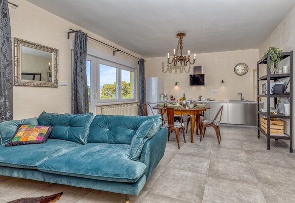 Departamento familiar, varias camas, en el área del jardín (Beach Apartment Kostrena 1) | Área de sala de estar | Televisión de pantalla plana