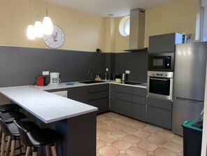 Fridge, microwave, oven, dishwasher - Cottage (Ecurie sleeps 6) in the grounds of a magnificent Chateau (Jarzé Villages)