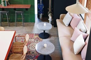 المن شأة من الداخل