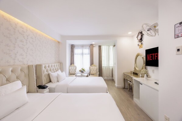 Deluxe Twin Room | Minibar, in-room safe, blackout drapes, iron/ironing board