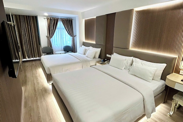 Perhehuone | Minibaari, tallelokero huoneessa, pimennysverhot, silitysrauta/-lauta