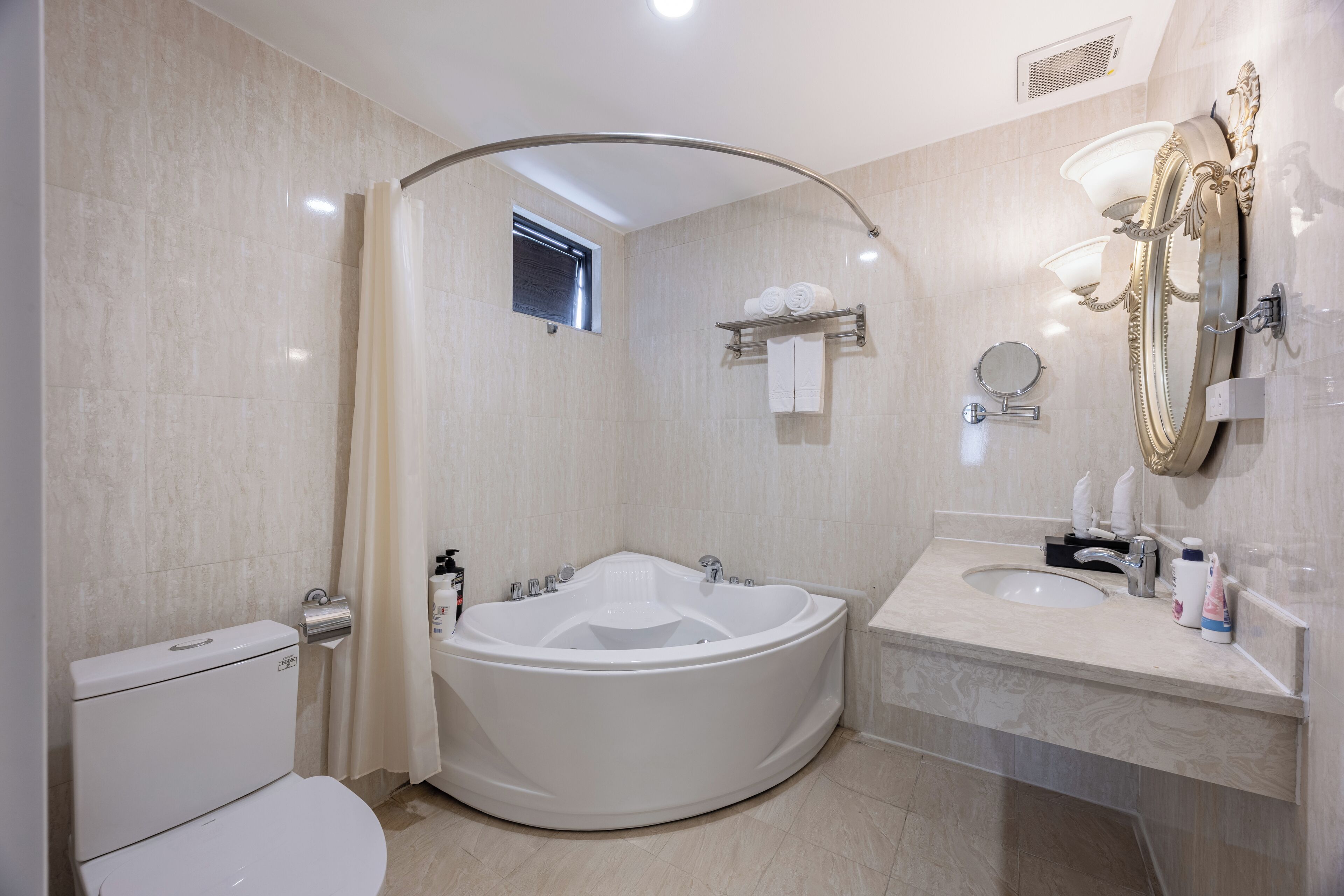 Deluxe Suite Double | Bathroom | Shower, free toiletries, hair dryer, bathrobes