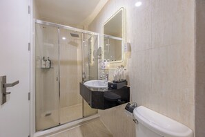 Ducha, artículos de tocador gratuitos, secador de pelo, batas
