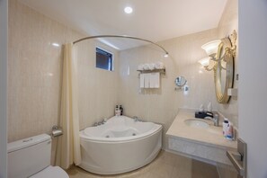 Familienzimmer | Badezimmer | Dusche, kostenlose Toilettenartikel, Haartrockner, Bademäntel