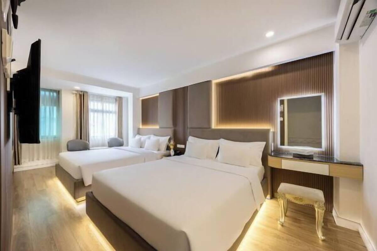 Minibar, in-room safe, blackout curtains