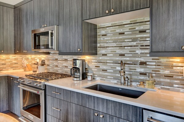 Kjøleskap, mikrobølgeovn, ovn og kokeplater