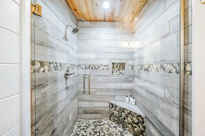 Dusche, Haartrockner, Handtücher
