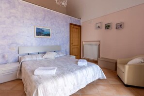 1 chambre, bureau, fer et planche à repasser, lit de bébé portatif