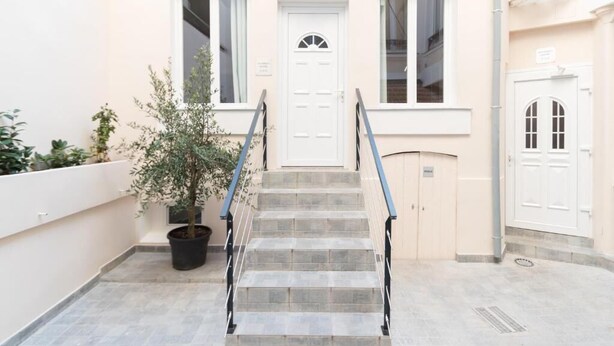 A staircase leading to a door with a small window above it, flanked by two windows on either side. - Hôtel De La Gare (Villeneuve-Saint-Georges)