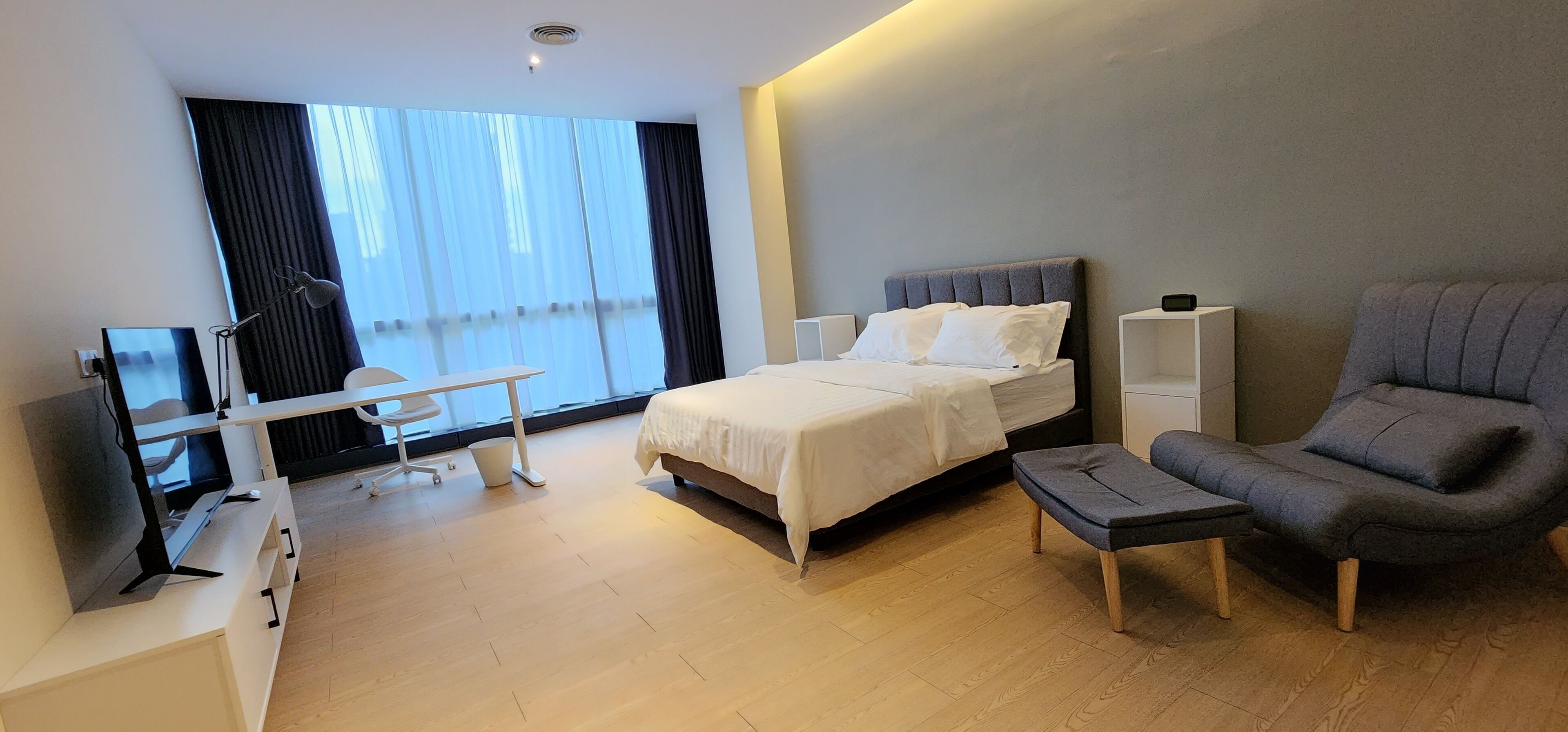 1 sovrum, skrivbord, strykjärn/strykbräda och sängkläder