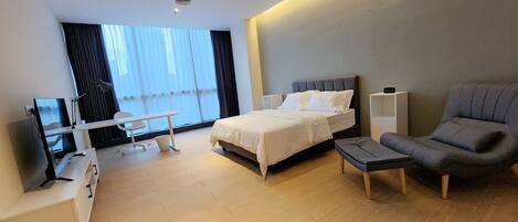 1 sovrum, skrivbord, strykjärn/strykbräda och sängkläder