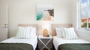 5 chambres, bureau, fer et planche à repasser, lit parapluie