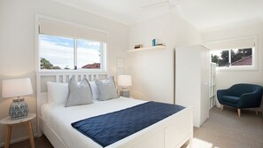 5 slaapkamers, een bureau, een strijkplank/strijkijzer, reisbedje