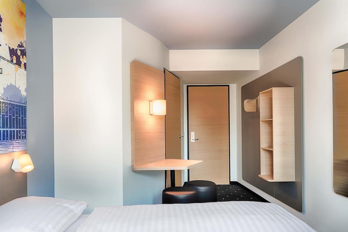 Soundproofing, free WiFi, bed sheets