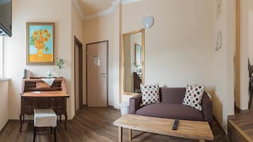 Escritorio, wifi gratis y ropa de cama