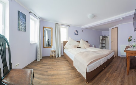 Escritorio, wifi gratis y ropa de cama