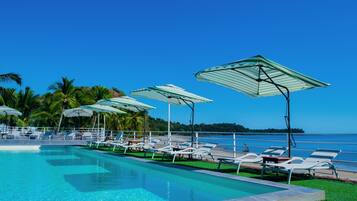 Piscine extérieure, parasols de plage, chaises longues