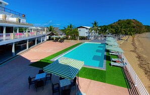 室外游泳池，池畔遮阳伞，日光浴躺椅